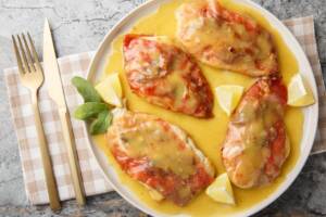 Vista dall'alto petto di pollo con prosciutto e formaggio