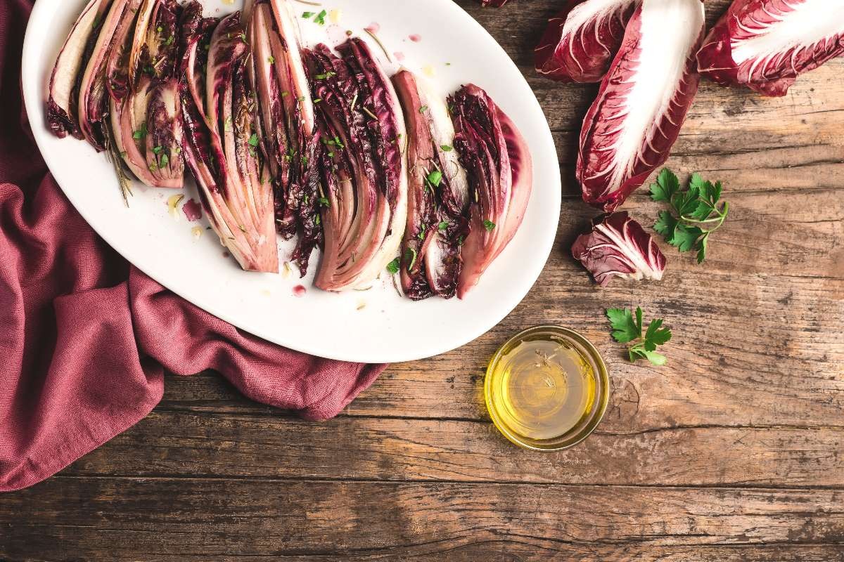 Vista dall'alto piatto di radicchio cotto al forno
