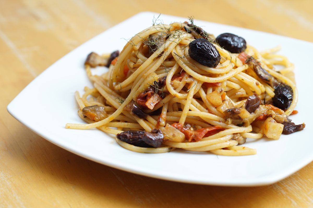 Spaghetti al sedano rapa e olive