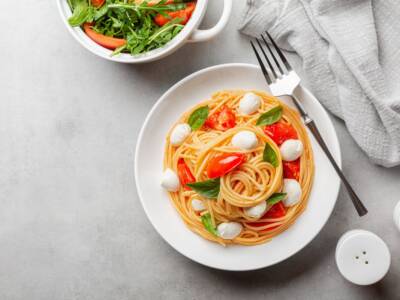 Spaghetti con pomodori e mozzarella