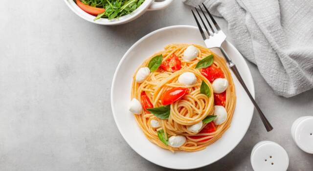 Spaghetti con pomodori e mozzarella a crudo, la ricetta leggera perfetta per pranzo