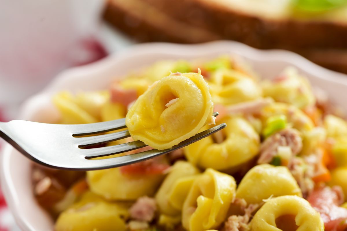 Cold tortellini with tomato and mozzarella