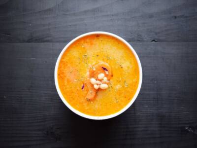 Tortini di carote con fave al timo: la ricetta dell’antipasto leggero e genuino