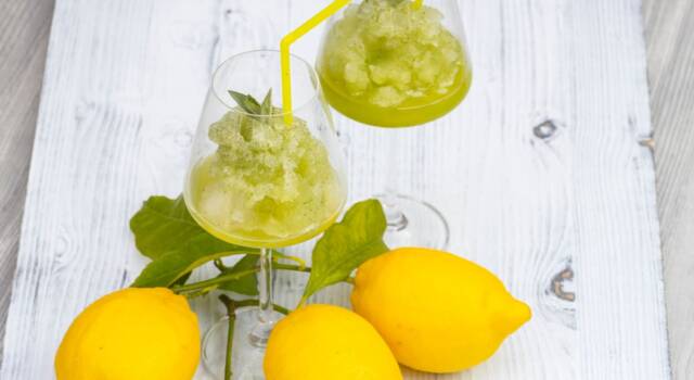 Sorbetto alcolico alla menta e limone, l&#8217;aperitivo fresco da provare adesso!