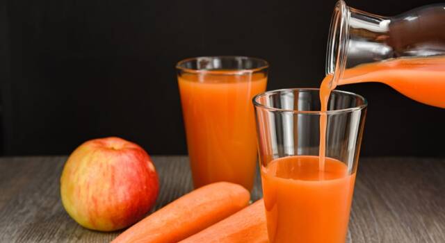 Ricette salva spesa: Centrifugato di carote e mele e tortine alla frutta