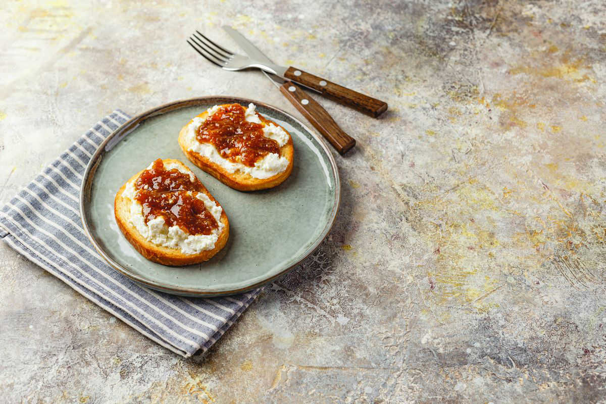 Crostini formaggio, albicocca e pistacchi