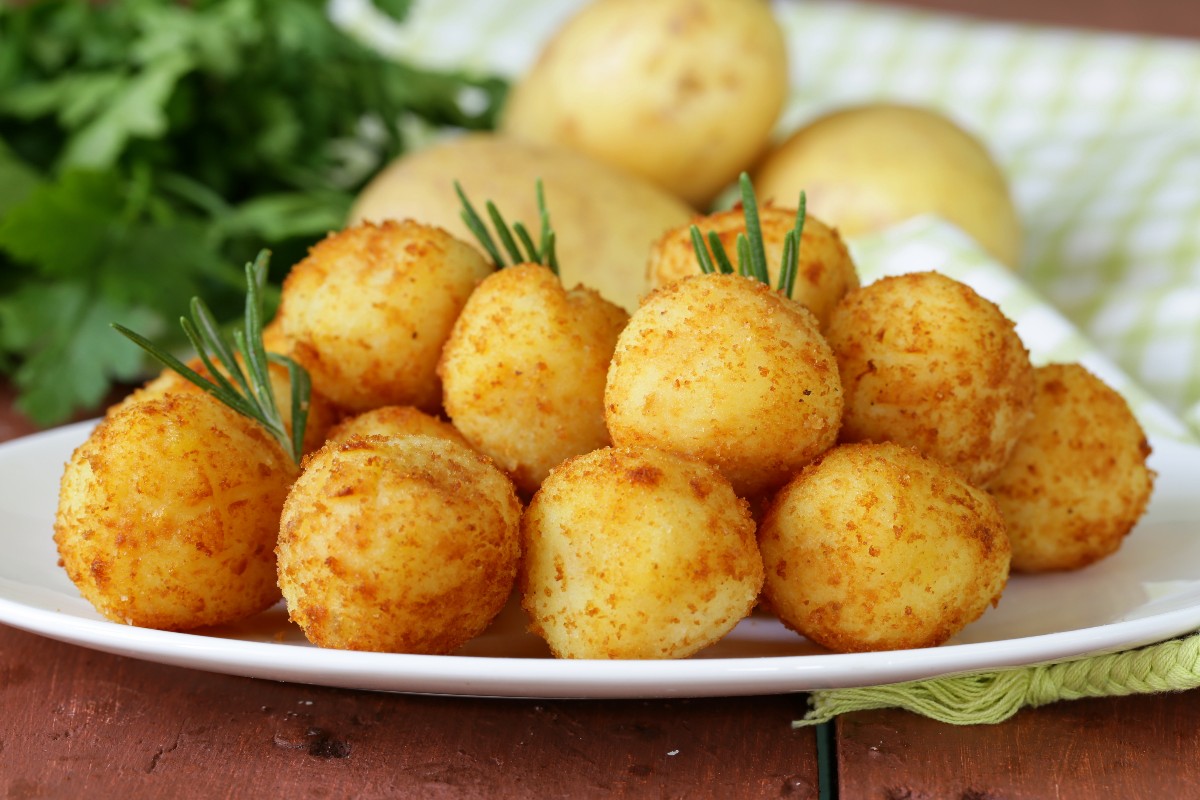 Gnocchi di patate fritti con decorazione di rosmarino