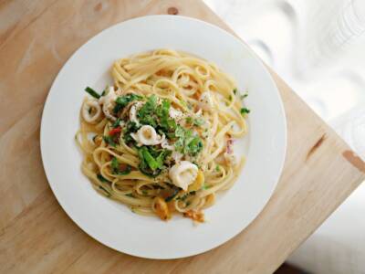 Linguine calamari e friarielli, la ricetta che unisce la terra con il mare