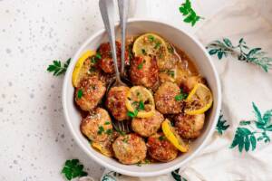 Piatto con polpette di carne al limone e prezzemolo