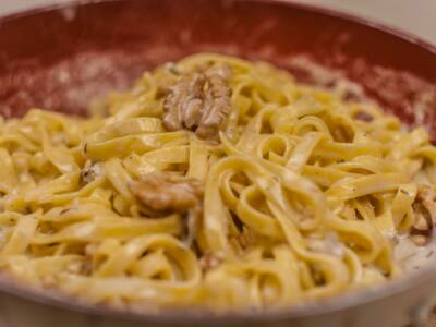 Tagliatelle noci e mascarpone, la ricetta cremosa per un primo coi fiocchi