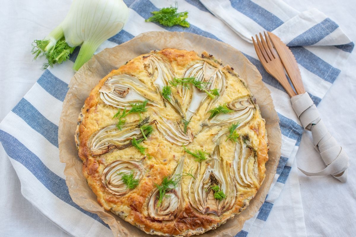 Vista dall'alto torta salata con pasta brisée e finocchi