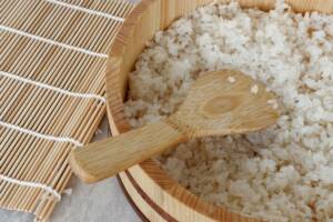 Riso per sushi goahn che raffredda in ciotola di legno