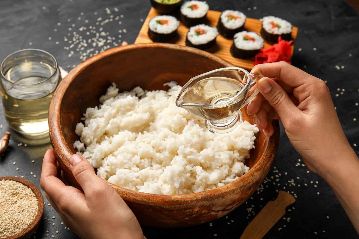 Condimento riso per sushi cotto in caratteristica ciotola di legno