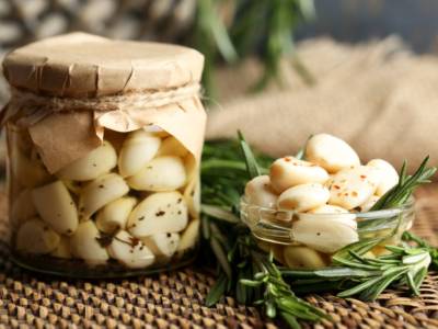 Aglio fresco e olio di qualità bastano per preparare un antipasto prelibato: l’aglio sott’olio!