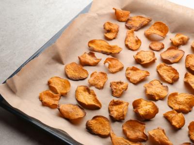 Pastinaca chips al forno, croccanti e saporite: le avete mai fatte?