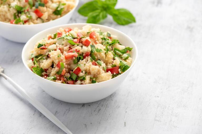 Cous cous di mais con verdure crude il piatto unico e gluten free