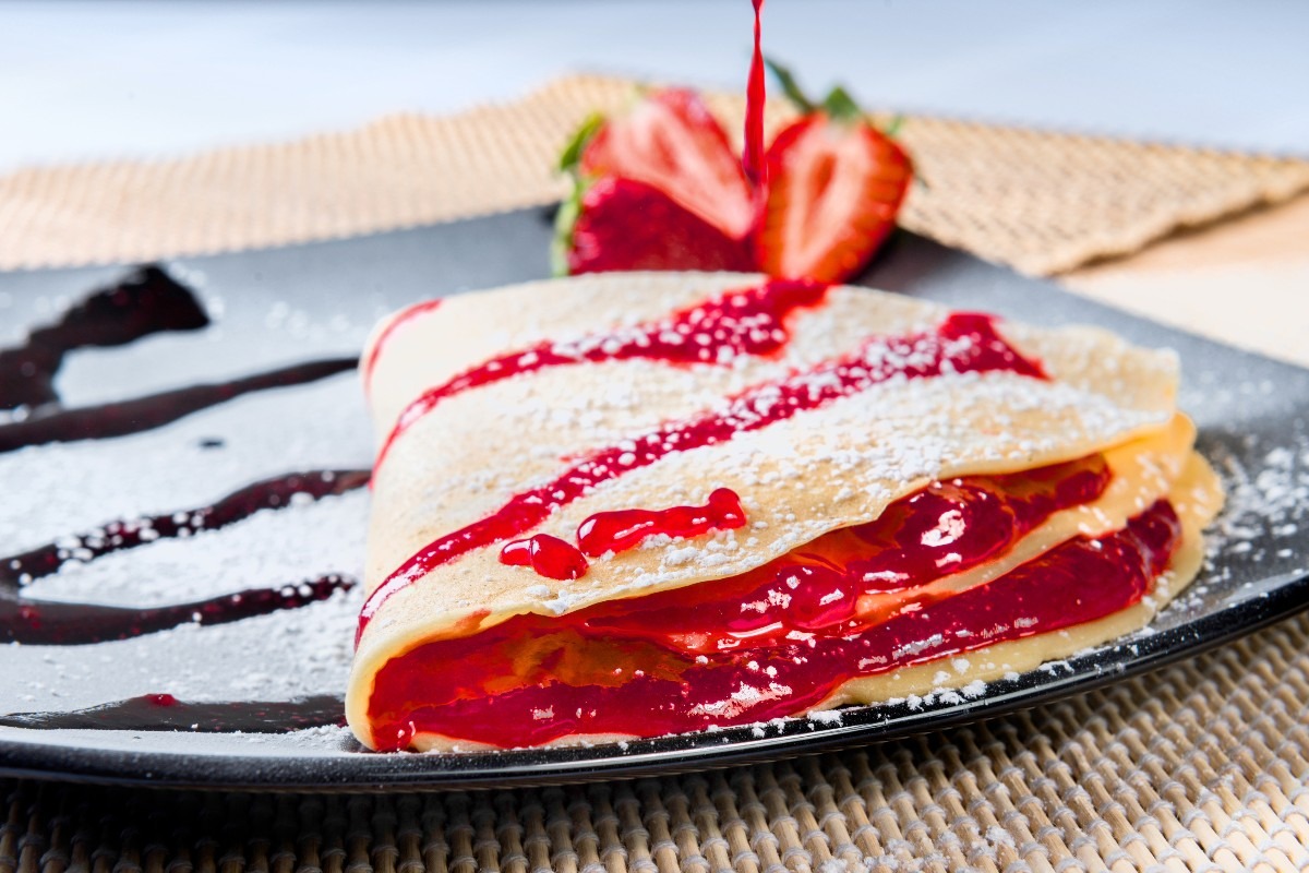 Crepes farcite con marmellata di fragole e decorate con zucchero a velo