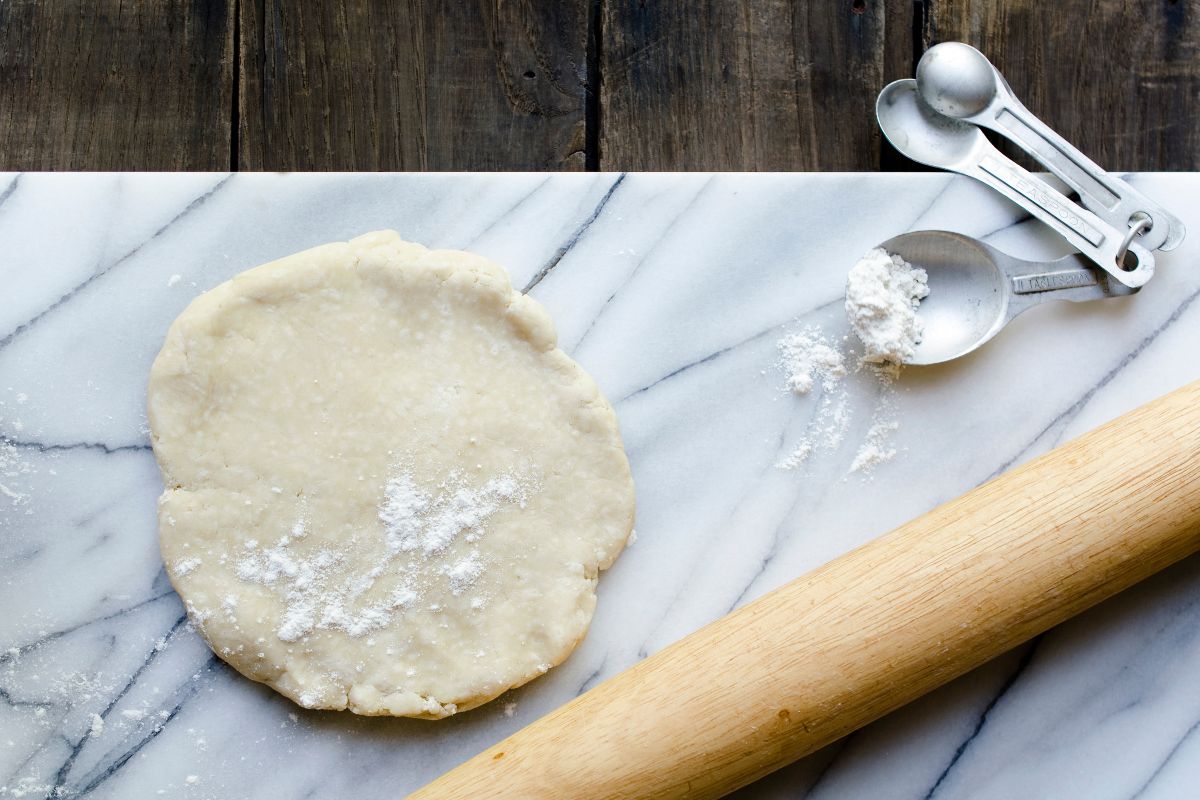 Vista dall'alto pasta brisée da stendere con vicino mattarello