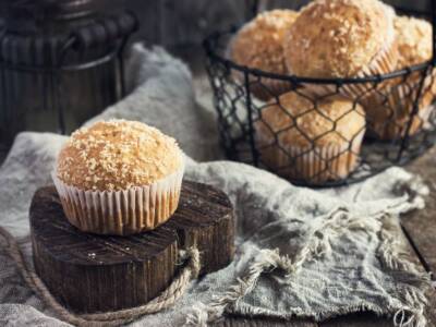 Muffin al cocco velocissimi: 10 minuti e dritti in forno!