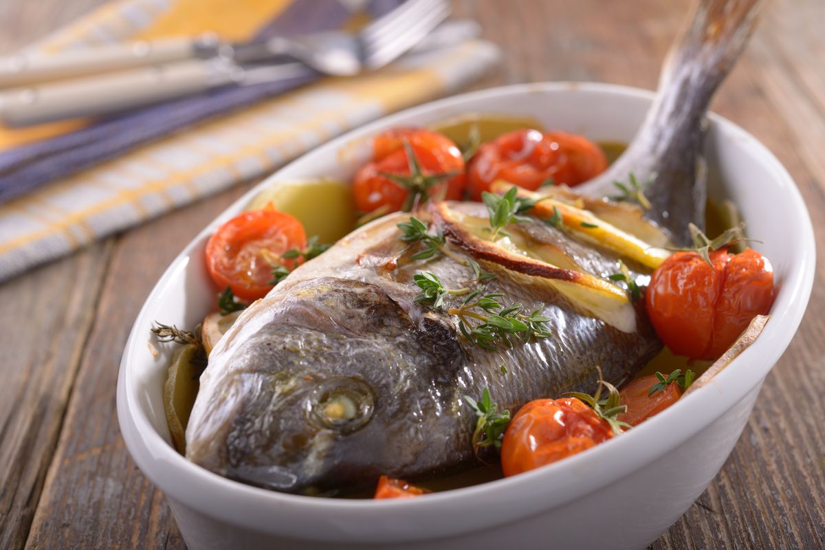 Orata al forno con patate e pomodorini