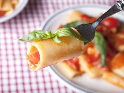 Paccheri pomodori e frisella croccante