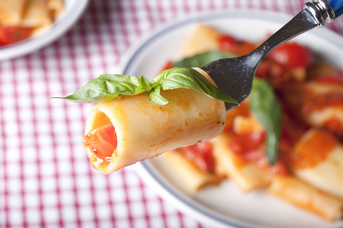 Paccheri with tomato sauce and crunchy frisella