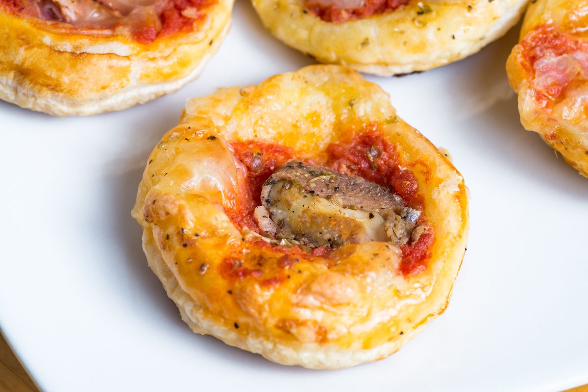 Polenta pizzas with anchovies