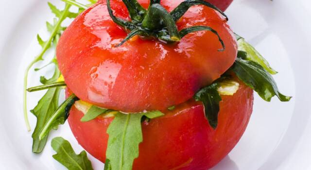 Pomodori ripieni di insalata: ricetta fresca e 100% vegetariana