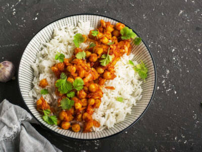 Ceci al curry con riso basmati e coriandolo: la ricetta orientale e speziata