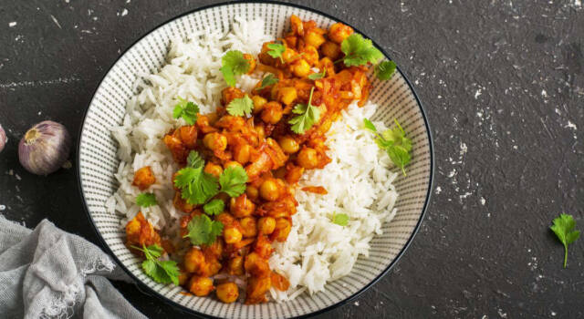 Ceci al curry con riso basmati e coriandolo: la ricetta orientale e speziata