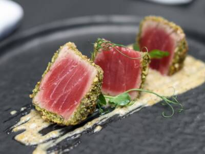 Filetto di tonno in crosta di pistacchi: un trancio crunchy e golosissimo
