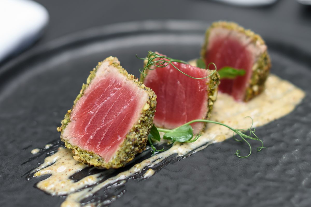 Tuna fillet in pistachio crust