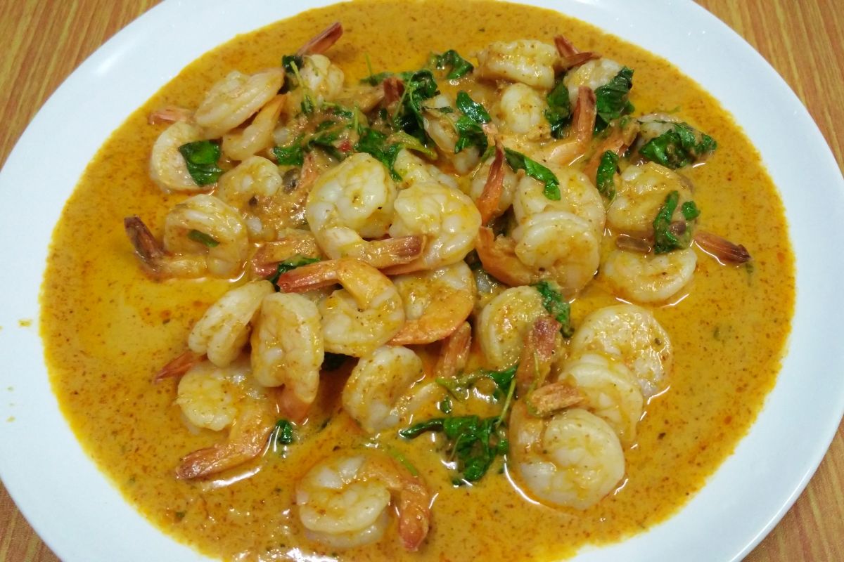 Piatto con zuppa di gamberi e patate