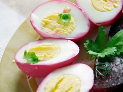 Come fare le uova sode alle barbabietole