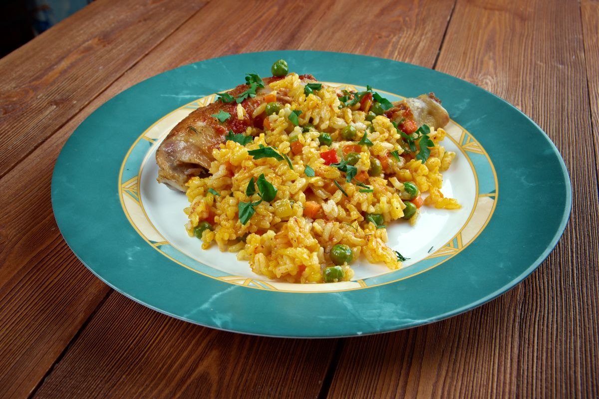 Piatto tipico brasiliano a base di riso allo zafferano con piselli e peperoni e pollo