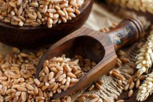 Paletta in legno con chicchi di farro