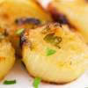 Zero voglia di cucinare? Allora dovete provare la ricetta delle cipolle al forno!