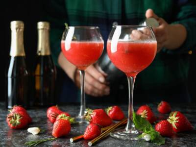 Cocktail con succo di fragole e bollicine: l’aperitivo fresco che non ti aspetti