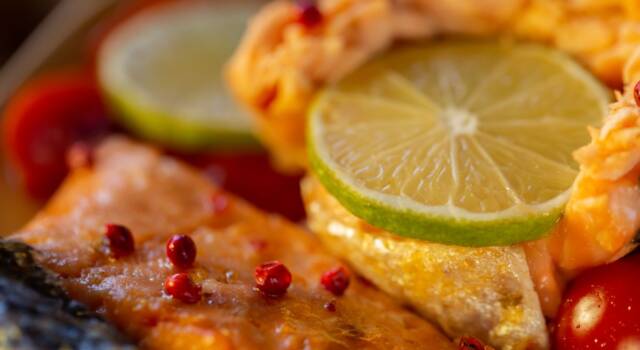 Filetti di trota salmonata al pepe rosa e lime, una ricetta di pesce da provare!