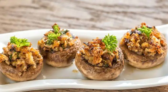 Come Fare I Funghi Ripieni In Padella La Ricetta Con Gli Champignon Interi