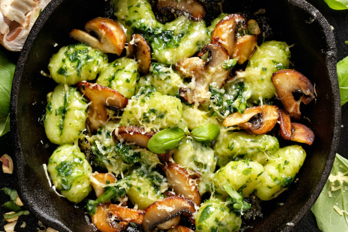 gnocchi al pesto con funghi