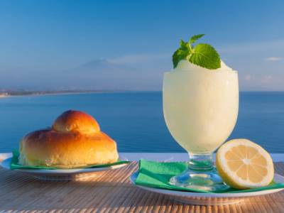 Granita al limone siciliana: l’estate in un dessert