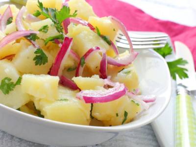 Insalata di patate cipolle rosse e prezzemolo: facile ed economica