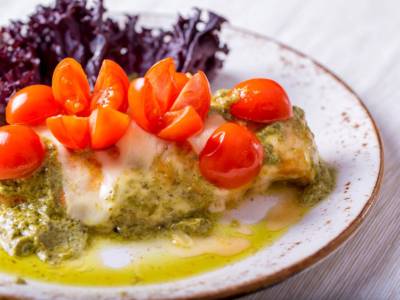 Pollo al pesto e pomodorini: un secondo piatto facile e gustoso