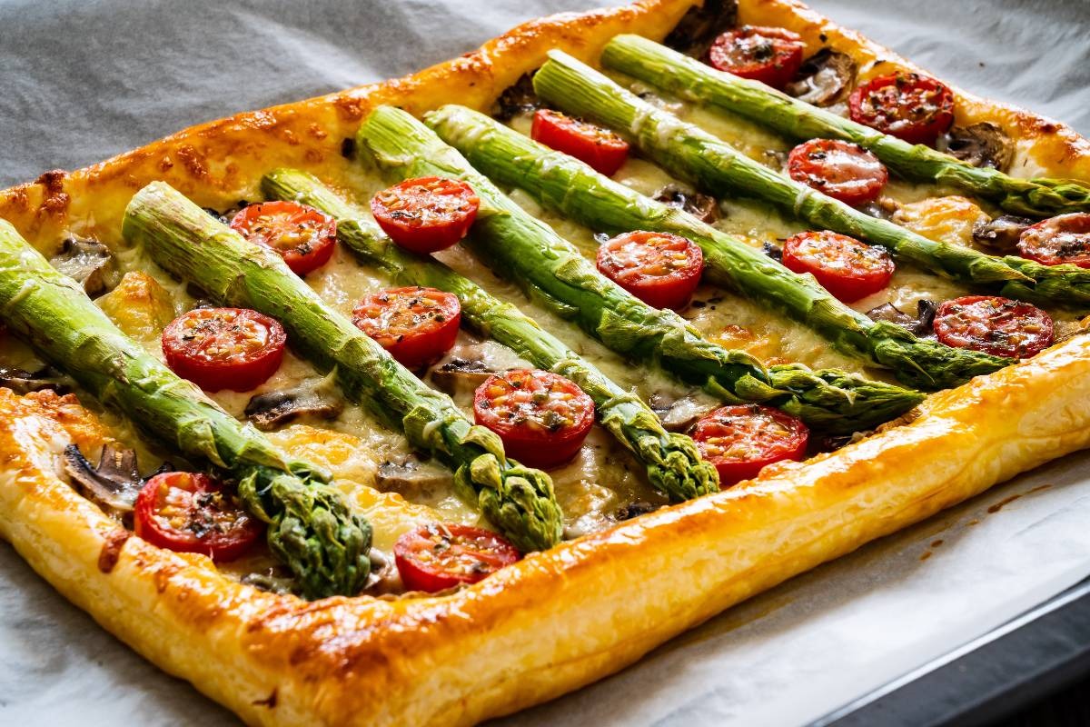 Torta salata con asparagi interi e pomodorini