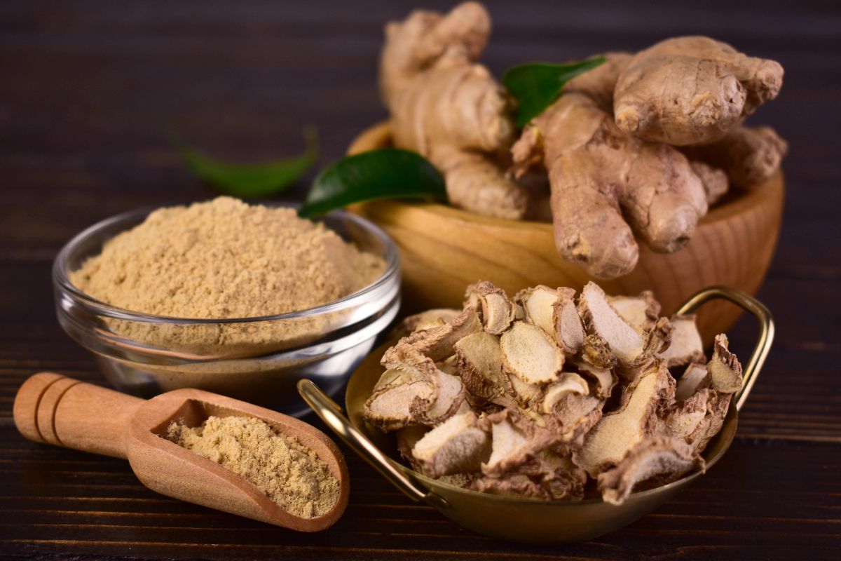 Zenzero fresco, in polvere ed essiccato su piano di legno