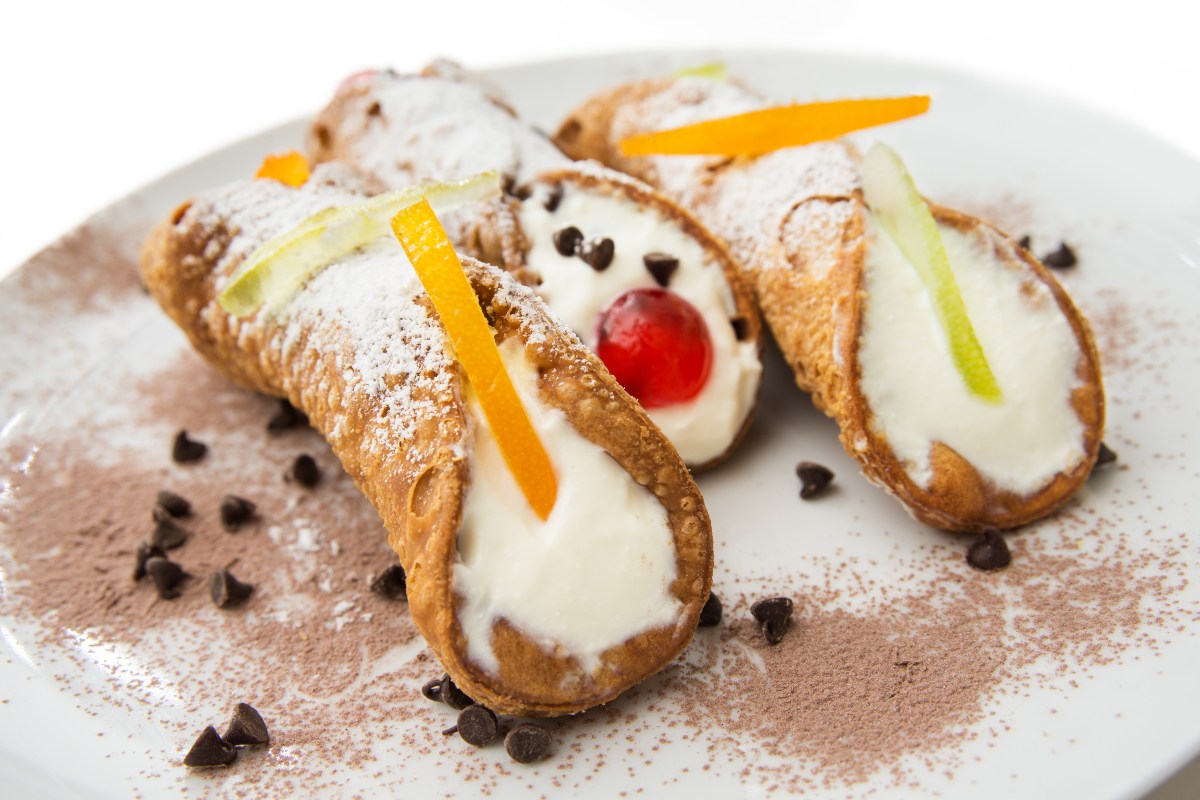 Cannoli siciliani farciti e decorati