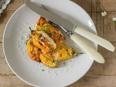 Sfiziosi fiori di zucca al forno ripieni di zucchine