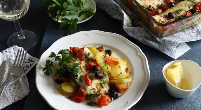 Nasello al forno con pomodorini e olive: ricetta per un secondo sfizioso