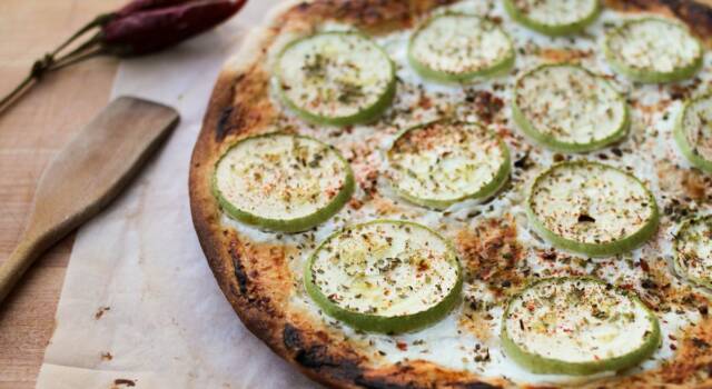 Pizza golosa con zucchine e provola, assolutamente da provare